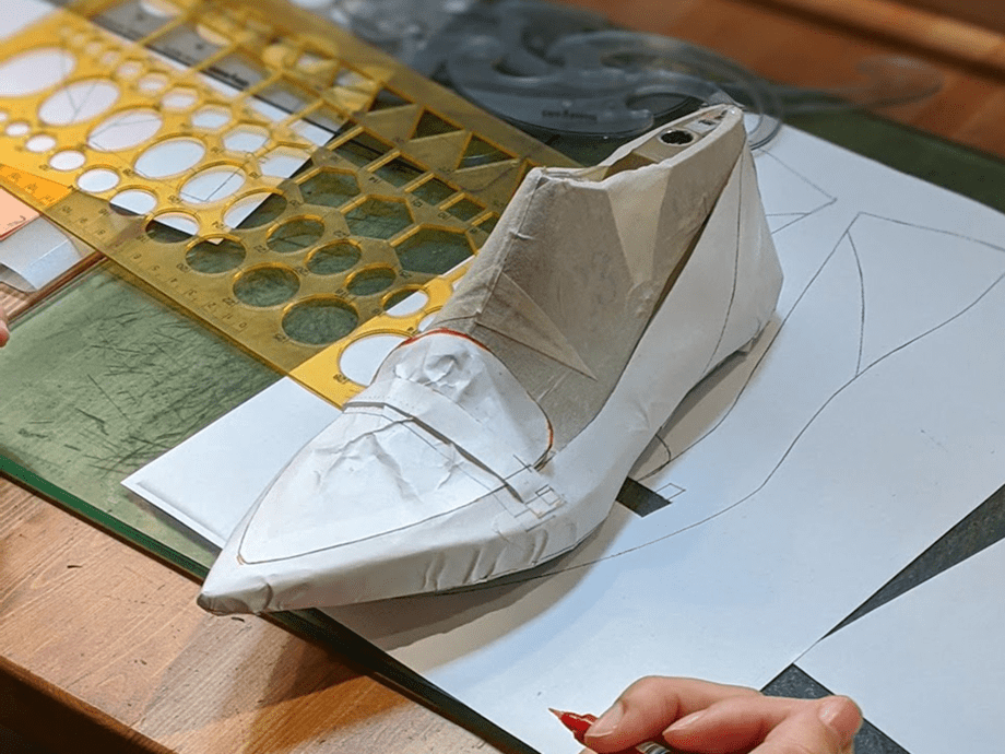 写真:紙で靴を組み立てた様子