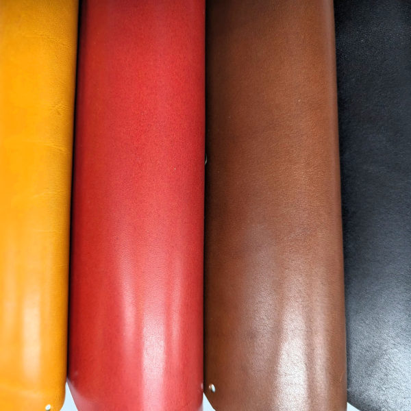 栃木レザーの色は黒、チョコ、赤、キャメルの４色です