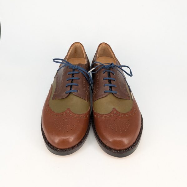 完成した靴の正面からの写真、つま先のメダリオンが美しい