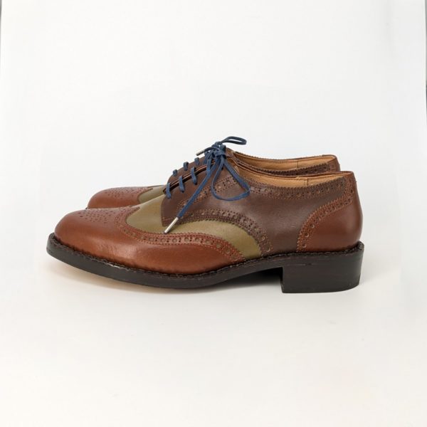 完成した靴の左側の写真、繊細な飾り穴は一つずつ手であけています