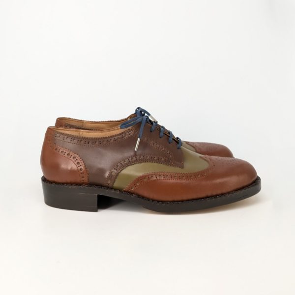 完成した靴の右側の写真、革の端のギザ（ピンキングも）一つ一つ手で空けています