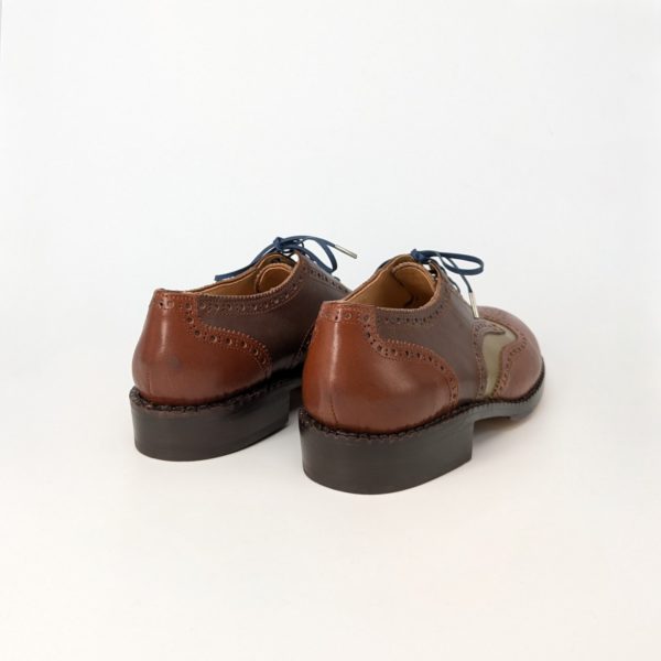 完成した靴の踵の写真、パーツの重なりも飾り穴のバランスを考慮しています