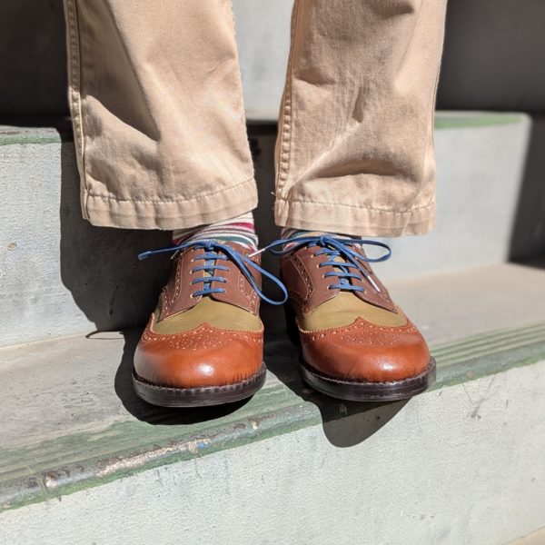 完成した靴を履いた正面写真、お洋服のテイストとよく合っていますね