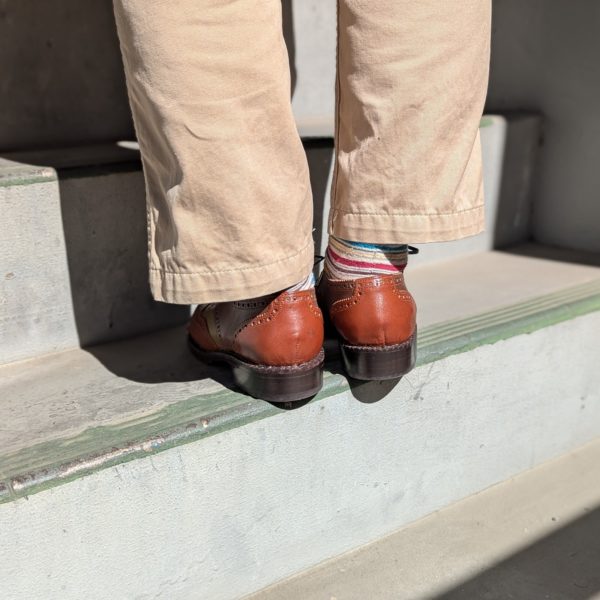 完成した靴を履いた踵側の写真、一枚一枚丁寧に踵の革を積み上げて仕上げています