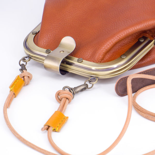 革紐止めは好きな色で個性を出せます