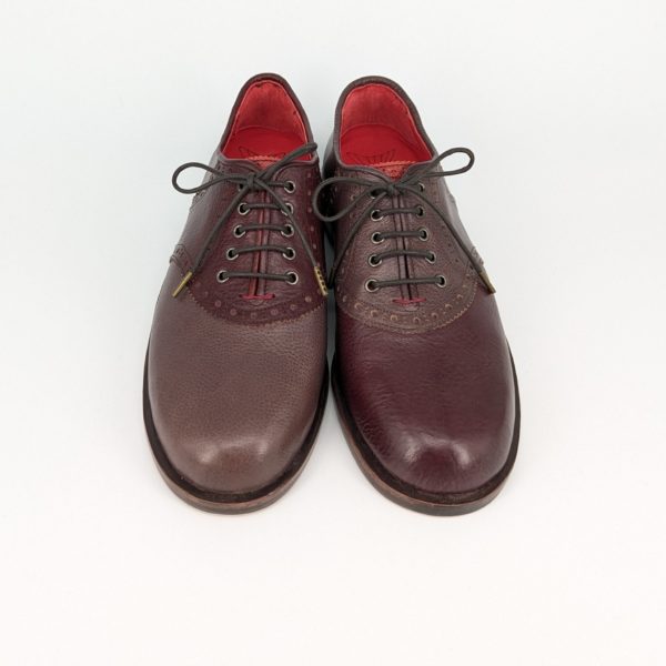 完成した靴の正面からの写真