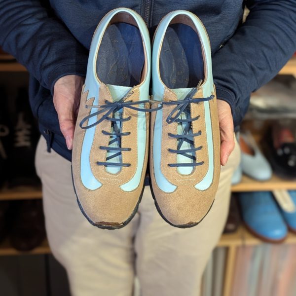 完成した自作スニーカーを手にした写真