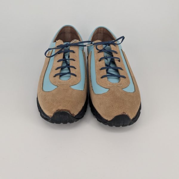 完成した自作スニーカーの正面写真