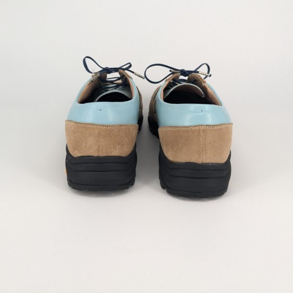 完成したレザースニーカーの踵側写真