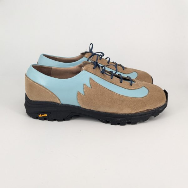 完成した自作スニーカーの右側からの写真