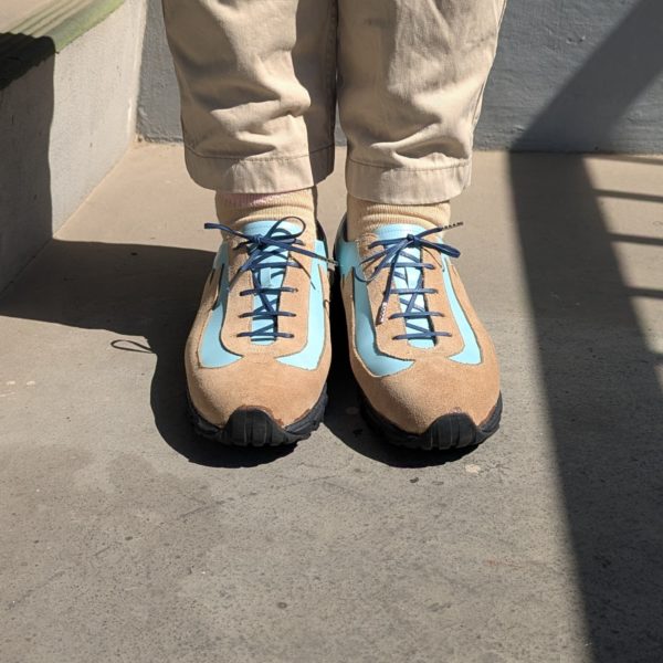 自作したスニーカーを履いた正面写真