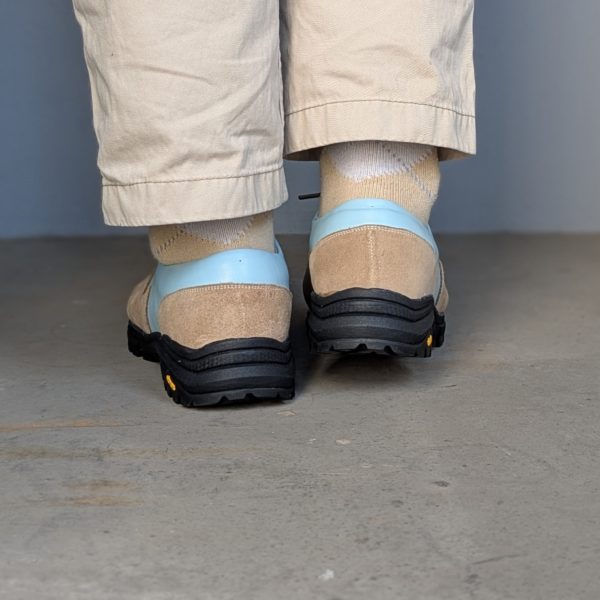 ビブラムソールを使ったハンドメイドスニーカーの後ろ姿