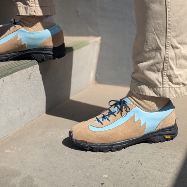 自作スニーカの着用し、階段を降りる写真