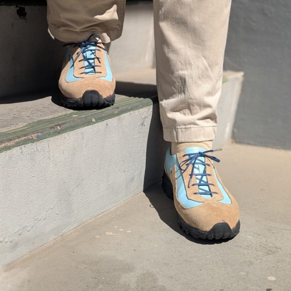 自作スニーカーを着用し階段を降りる写真