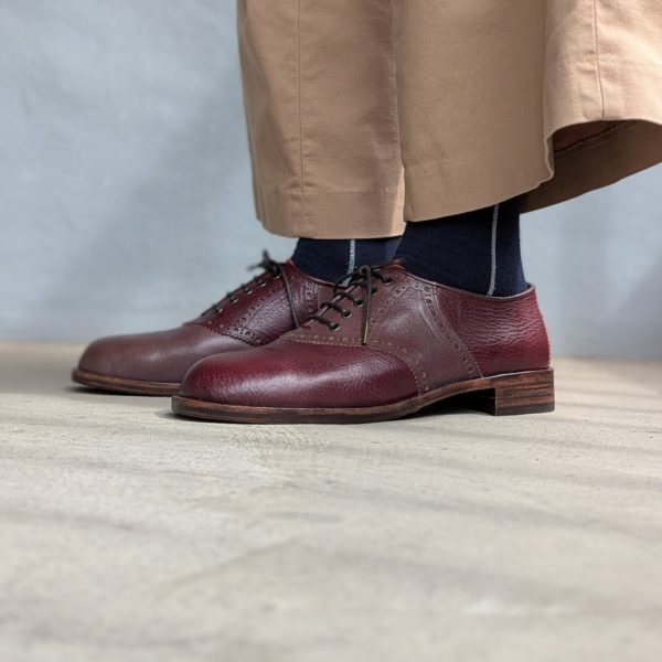 完成した靴を履いた左前方の写真