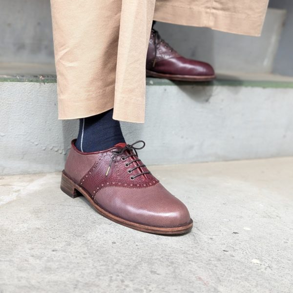 完成した靴を履いた右前方からの写真