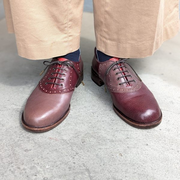 完成した靴を履いた正面からの写真