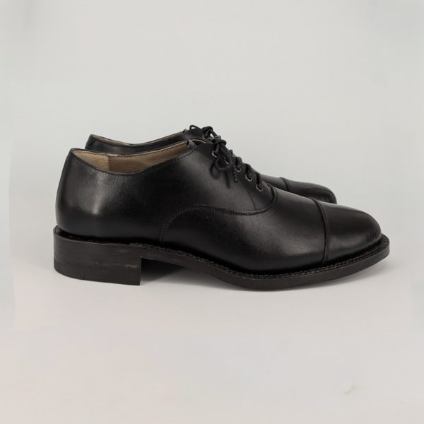 靴教室の生徒が丁寧に仕上げたオックスフォードシューズ