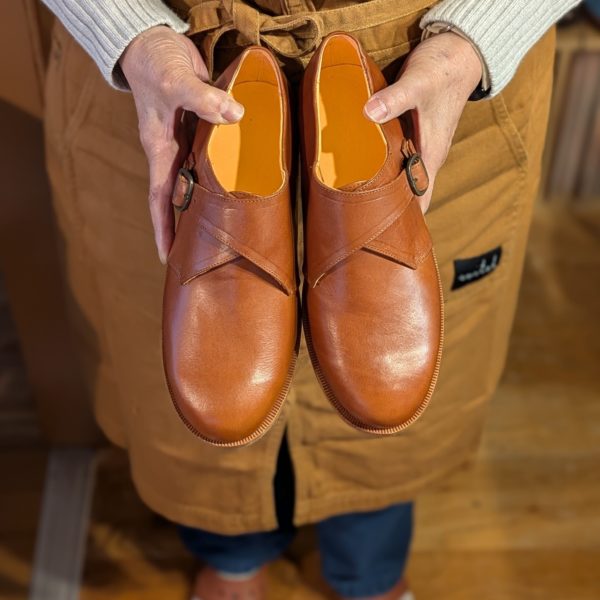 バックルを外さなくても履ける！シングルモンクストラップ