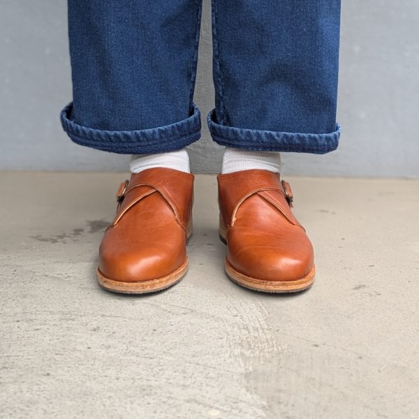 完成した靴の正面からの写真