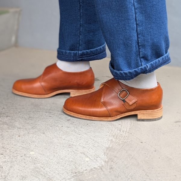 完成した靴の左サイドからの写真