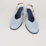 奥様への愛を込めた、夏に輝く「美色ブルー」のバックストラップパンプスが完成しました