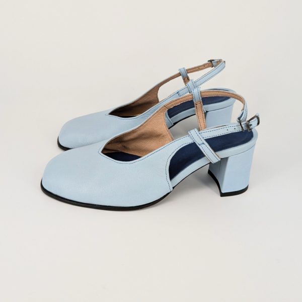 水色のバックストラップパンプスのペア写真（側面）。足首を固定するストラップのループ構造。