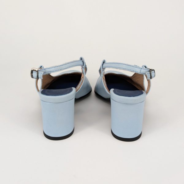 水色の革で作られたバックストラップパンプスの後ろ姿、安定感のあるチャンキーヒール。