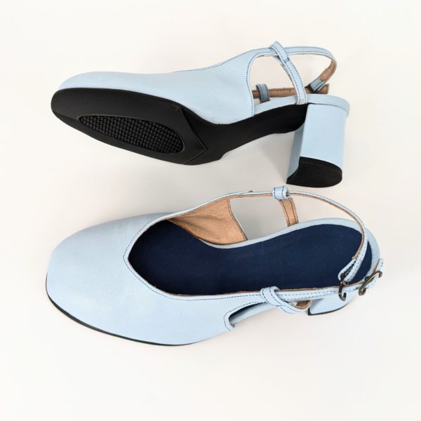 手作りパンプスの底面（ソール）と側面の写真。滑り止め加工されたソールとヒールの裏側