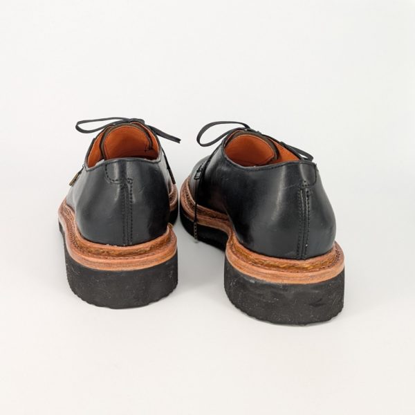 手縫いしたウェルトで、重めのソールも剥がれにくく！