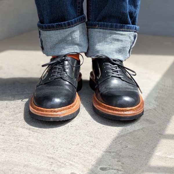 完成した靴を履いた正面からの写真