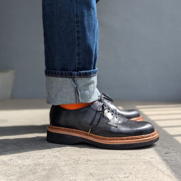 完成したポストマンシューズを履いた右サイドの写真