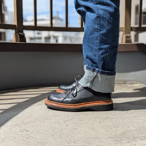 完成したポストマンシューズの左サイドの写真