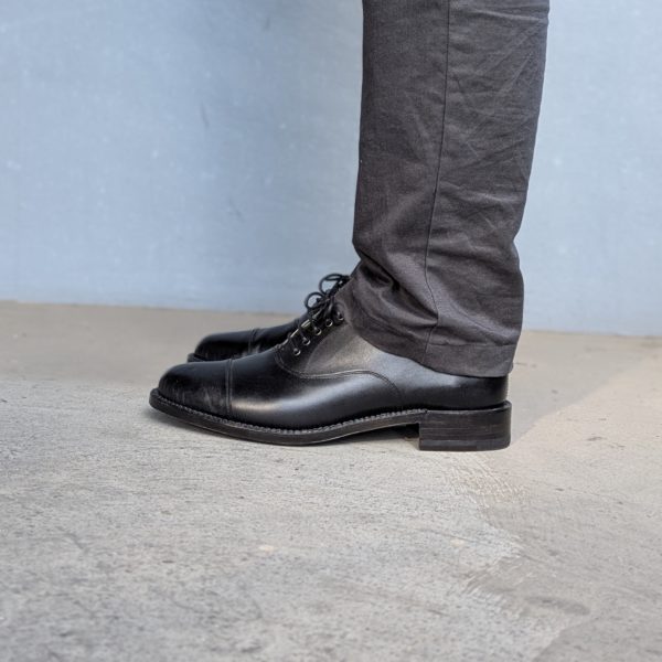 硬いカーフの革を丁寧につりこんだオックスフォードシューズ