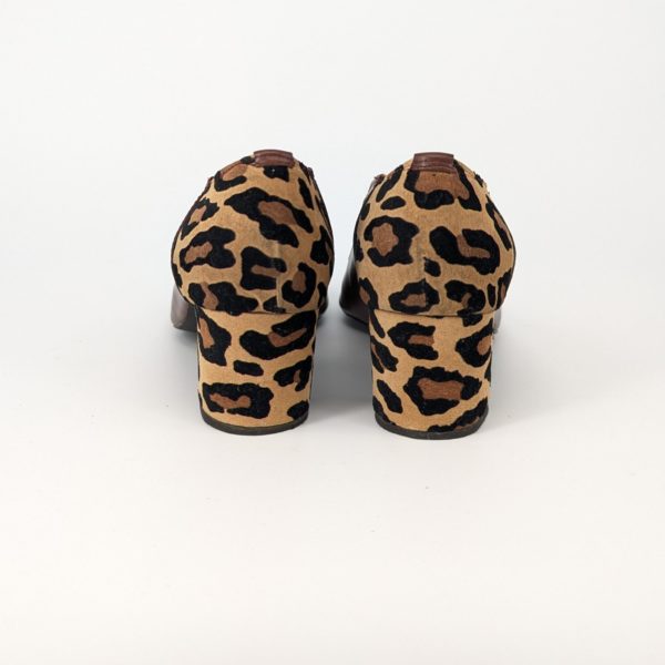 レオパード柄が全面に配されたパンプスの踵部