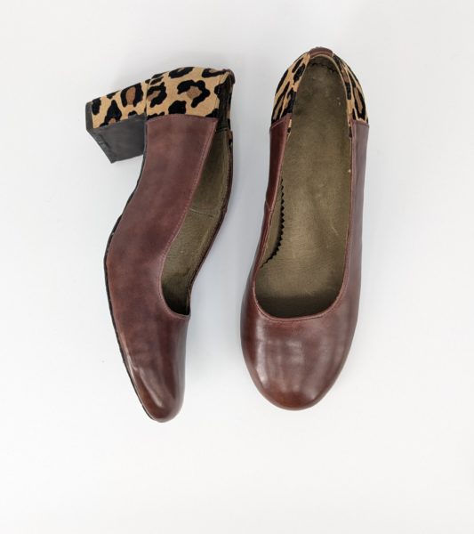 シューマスターコースの生徒が自作木型から制作したレオパード柄のパンプス