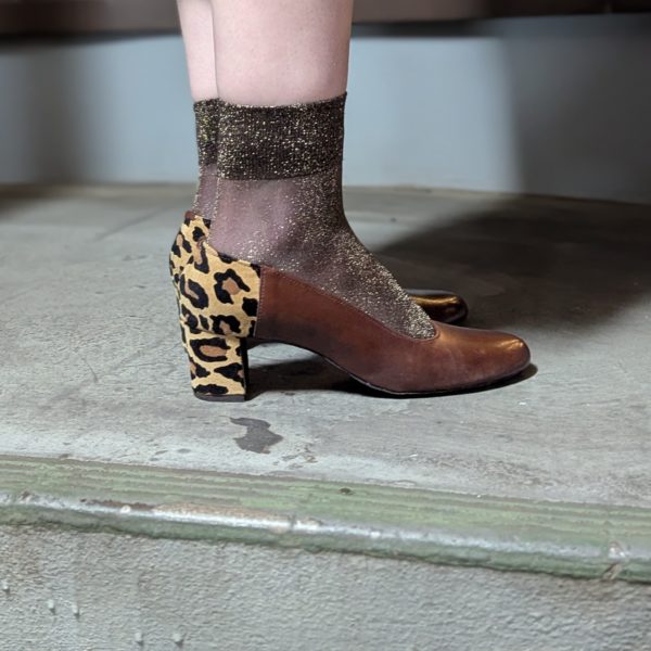 シンプルなパンプスの中に「凛とした美しさ」と「遊び心」が同居する素敵なデザイン