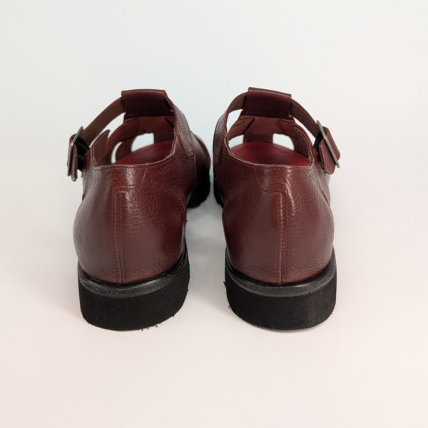 茶色のグルカサンダルの後ろ姿。自分専用木型で踵を包み込むデザイン。