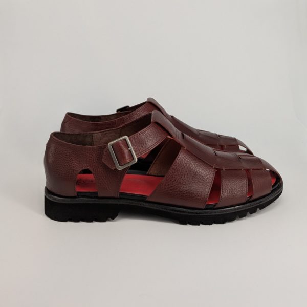 赤茶色の革で編み込まれたグルカサンダル。赤いインソールが特徴。自分専用木型を使用。