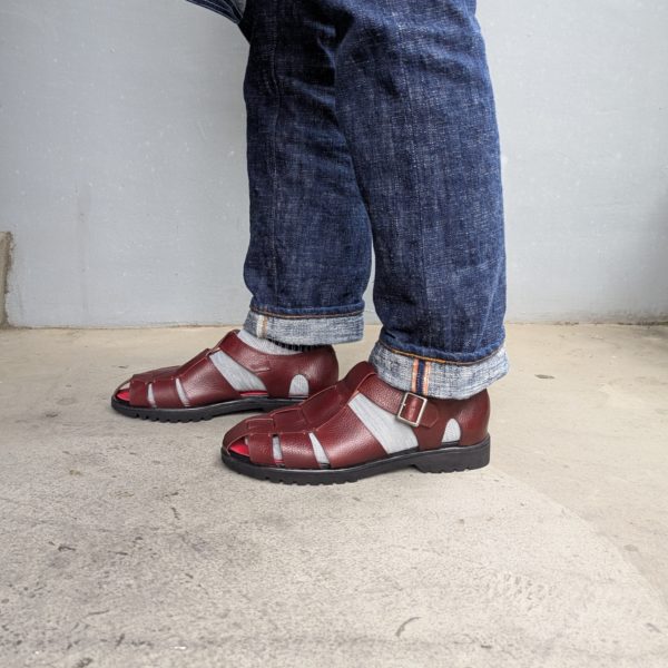 完成したグルカサンダルの後ろ姿