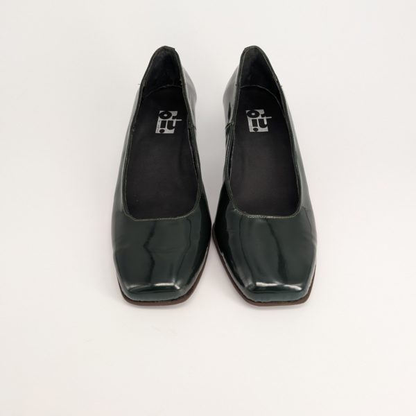 シューマスターコースの生徒さんが完成させたエナメルパンプス正面写真