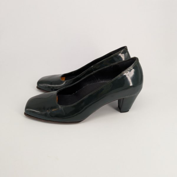 シューマスタークラスの生徒さんが製作したエナメルパンプスの左サイドの写真