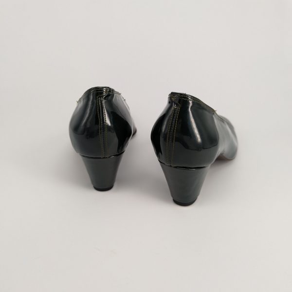 シューマスターコーズの生徒さんが製作したエナメルパンプス