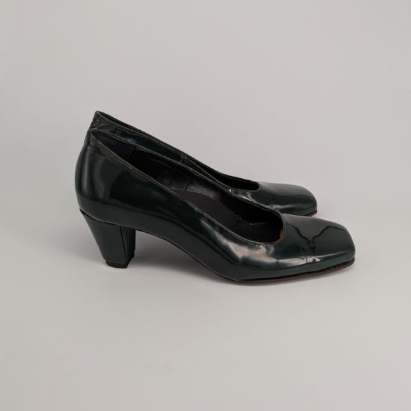 シューマスターコースの生徒さんが製作したエナメルパンプス、右サイドの写真