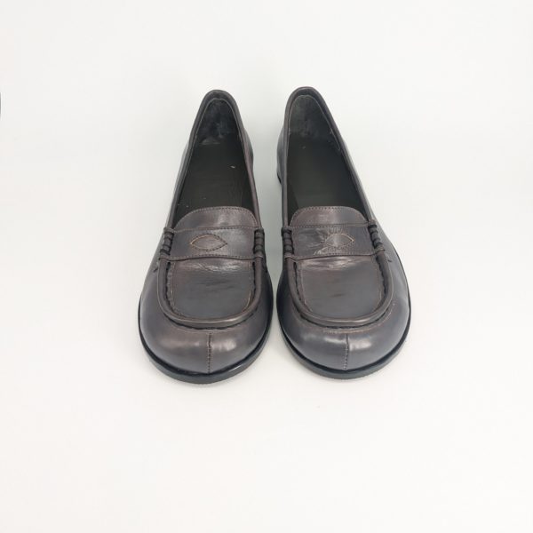 完成したローファーの正面からの写真