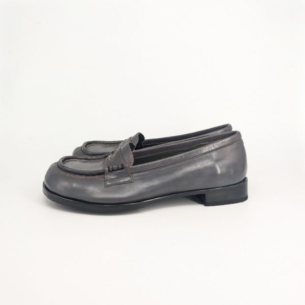 完成したローファーの右サイドからの写真