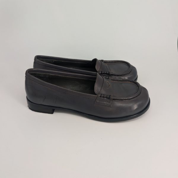 シューマスタークラスの生徒さんが完成させた靴の右サイドからの写真