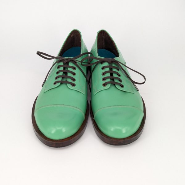 完成したダービーシューズの正面写真、ミントグリーンと濃茶の組み合わせがチョコミントを彷彿させるポップな仕上がり