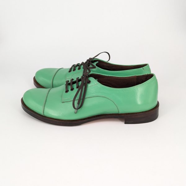 生徒さんが完成させたダービーシューズ、浅めの履き口で女性らしさをプラスしました。