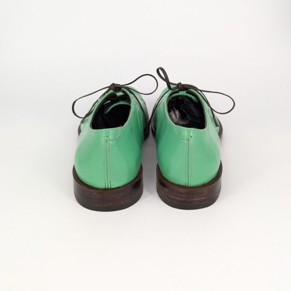 ダービーシューズの後ろ姿、浅谷かなグリーンの革が目を引く素敵な一足